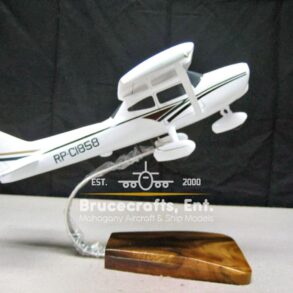 Model of Cessna 172 (RP-C1858) with detailed craftsmanship.